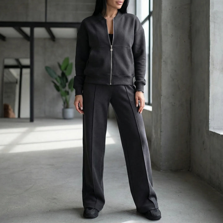 Elegant damset Evie med regular fit jacka och raka ben byxor. Perfekt matchande set för kvinnor.