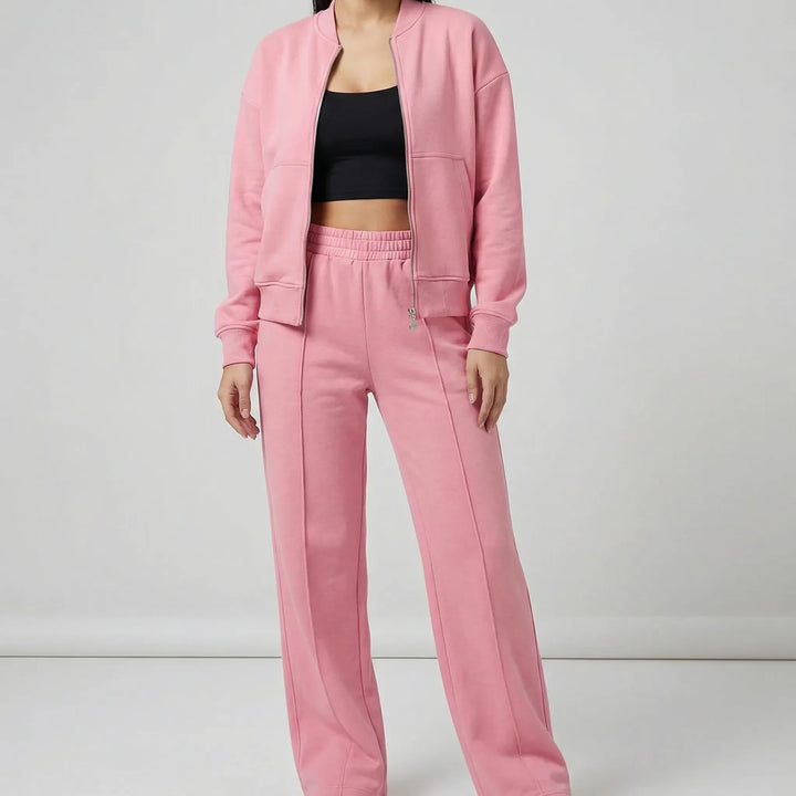 Komplett kvinnlig outfit: Damset Evie med elegant regular fit jacka och raka ben byxor. Vardagskläder med stil.