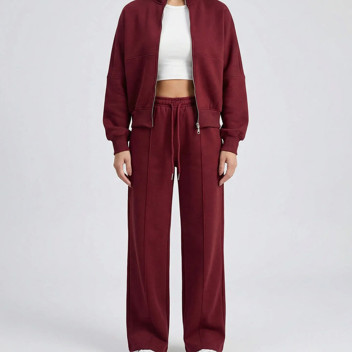 Mångsidigt damset Evie. Regular fit jacka och raka ben byxor, perfekt som vardagskläder eller elegant loungewear för kvinnor.