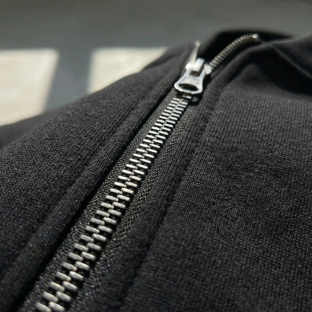 Damset Evie för kvinnor, ett bekvämt loungewear set med regular fit jacka och raka byxor för komfort.
