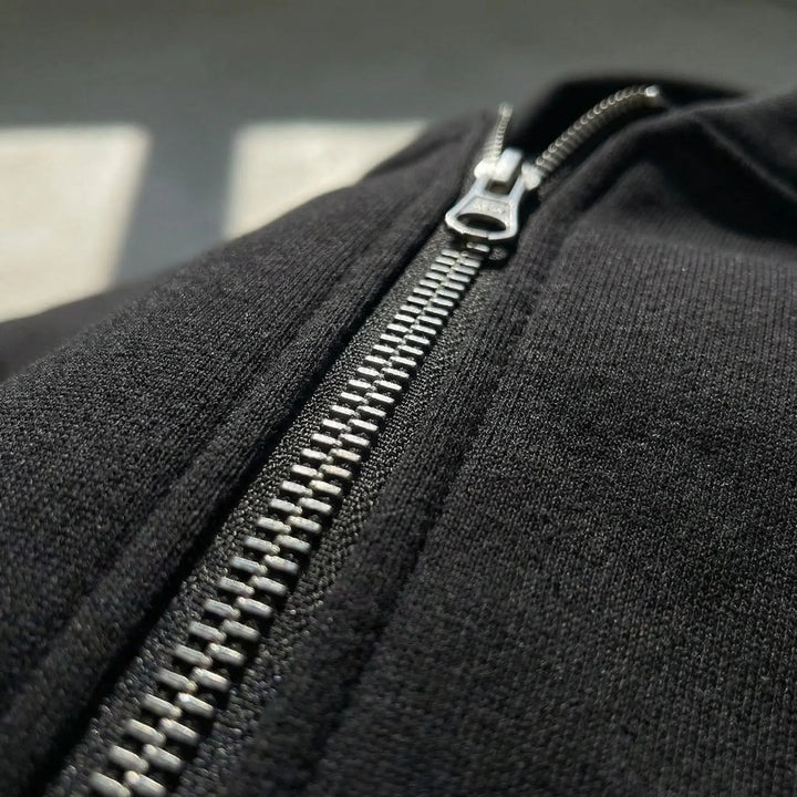 Damset Evie för kvinnor, ett bekvämt loungewear set med regular fit jacka och raka byxor för komfort.