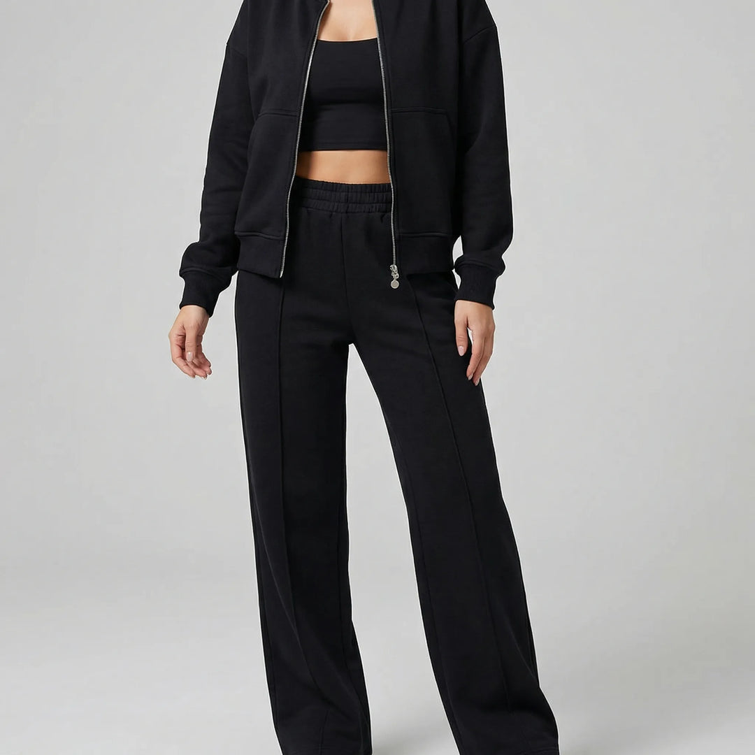 Trendigt damset för höstmode. Regular fit jacka och raka ben byxor i matchande stil. Elegant kvinnlig look.