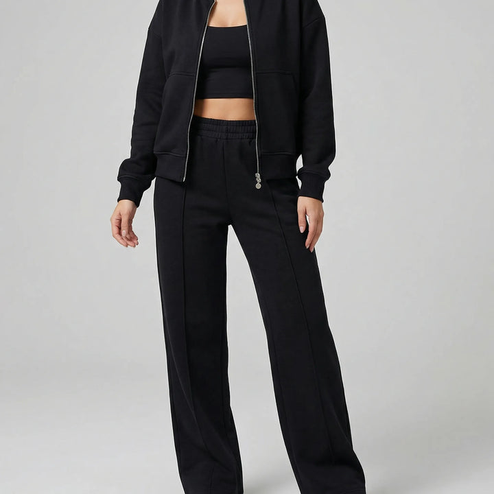 Trendigt damset för höstmode. Regular fit jacka och raka ben byxor i matchande stil. Elegant kvinnlig look.
