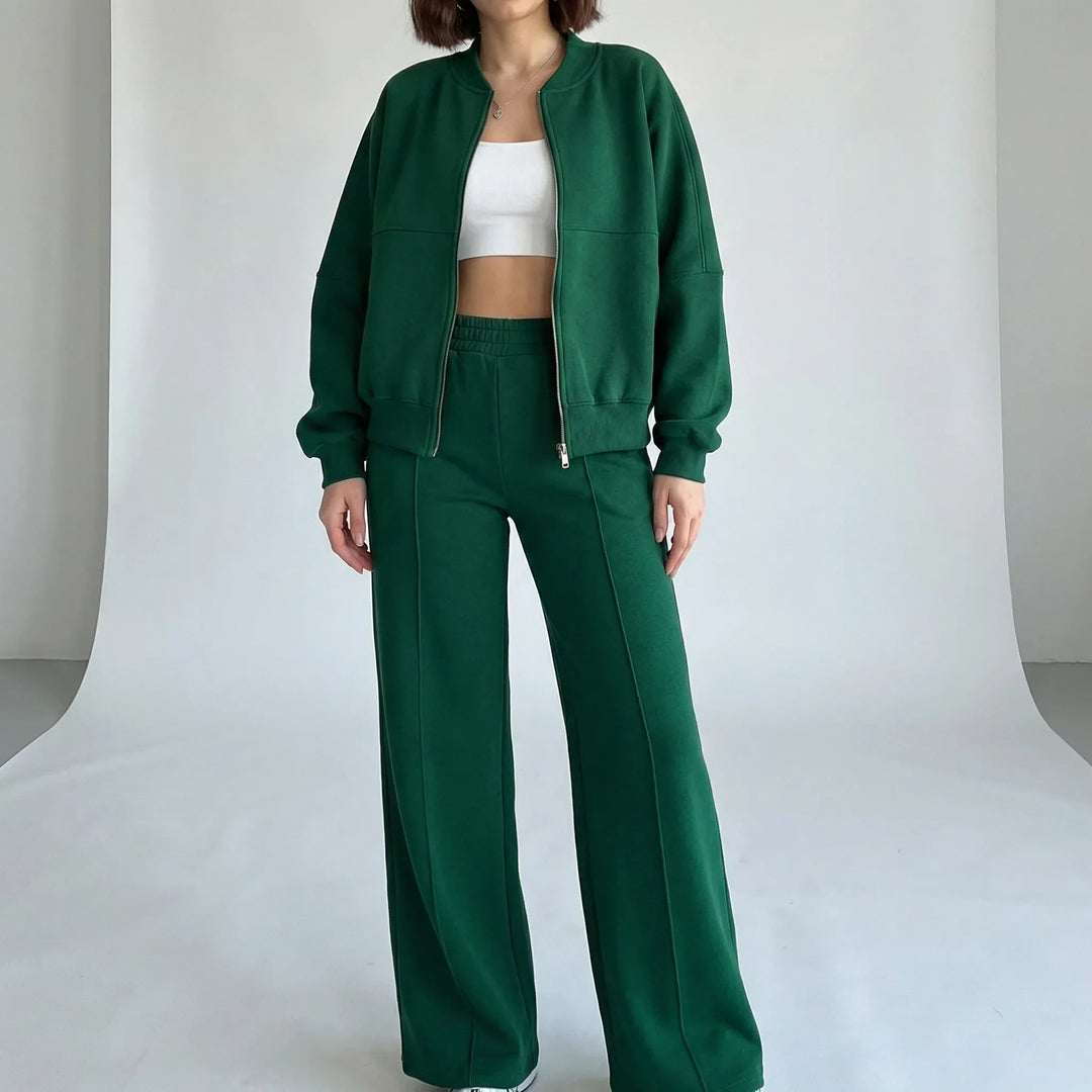 Kvinnligt damset Evie med regular fit jacka och raka byxor. Erbjuder maximal komfort för vardag och loungewear.