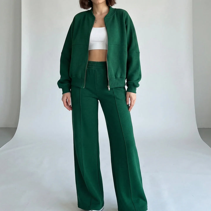 Kvinnligt damset Evie med regular fit jacka och raka byxor. Erbjuder maximal komfort för vardag och loungewear.