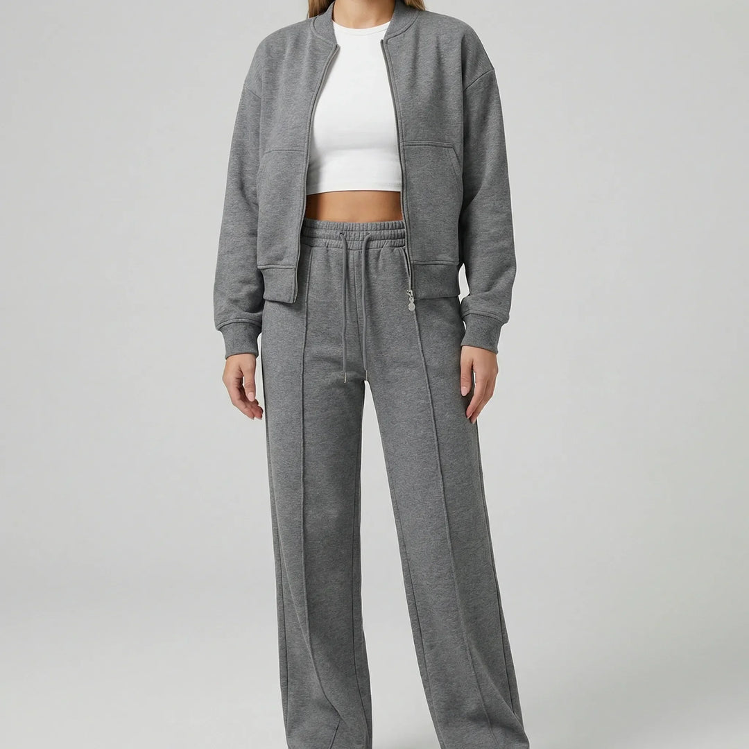 Stilrent damset Evie för vårmode. Matchande jacka och raka ben byxor i regular fit, elegant och bekvämt för kvinnor.