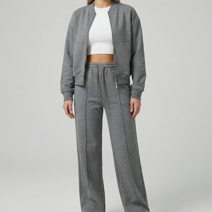 Stilrent damset Evie för vårmode. Matchande jacka och raka ben byxor i regular fit, elegant och bekvämt för kvinnor.