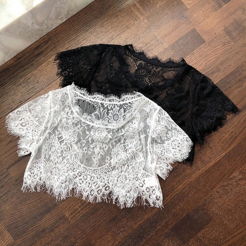 "Elegant damspets falsk krage i svart, detaljerad med spets, för en stilren och sofistikerad look som lyfter din outfit."