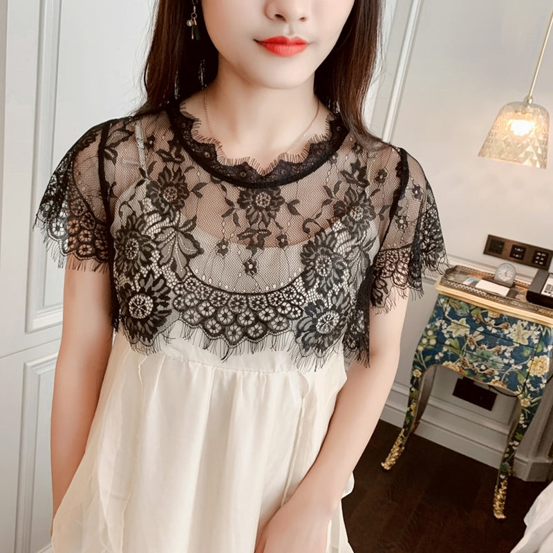 "Elegant damspets falsk krage i svart, detaljerad med spets, för en stilren och sofistikerad look som lyfter din outfit."
