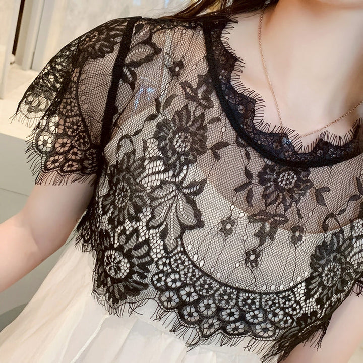 "Elegant damspets falsk krage i svart, detaljerad med spets, för en stilren och sofistikerad look som lyfter din outfit."