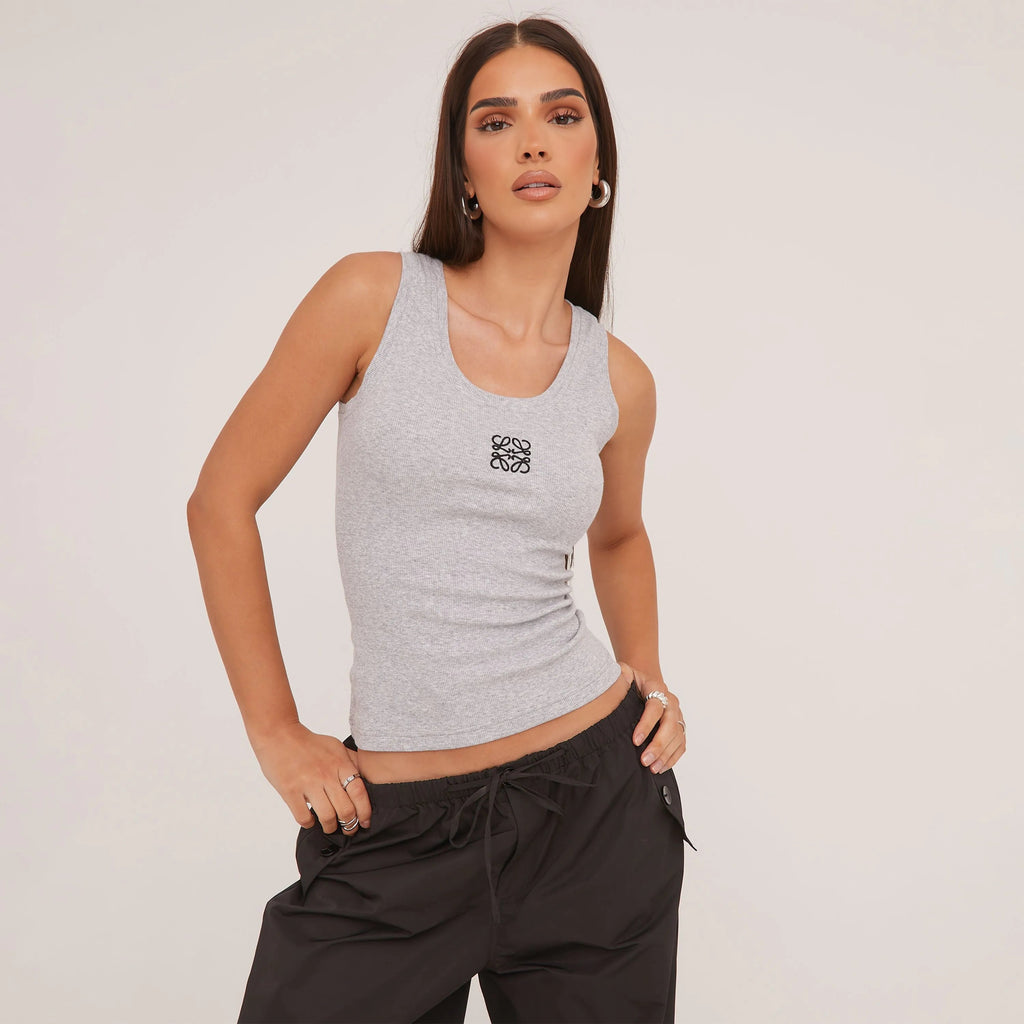 Bekväm sommartopp för dam. Ärmlös tanktopp, elegant design, idealisk för varma dagar.