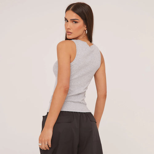 Mode damtopp ärmlös. Elegant och skön för sommaren, en mångsidig tanktopp för kvinnor.