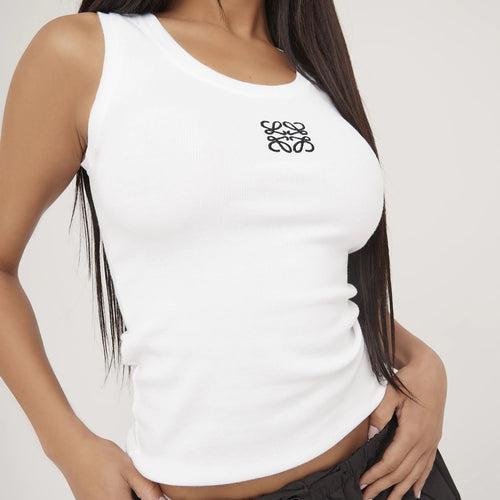 Snygg sommar damtopp. Elegant ärmlös tanktopp som basplagg, bekväm och stilren för mode.