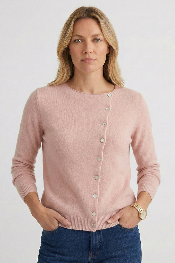 Elegant damtopp, lätt och mysig stickad tröja i beige med lång ärm. Figursydd passform, perfekt vardagströja.
