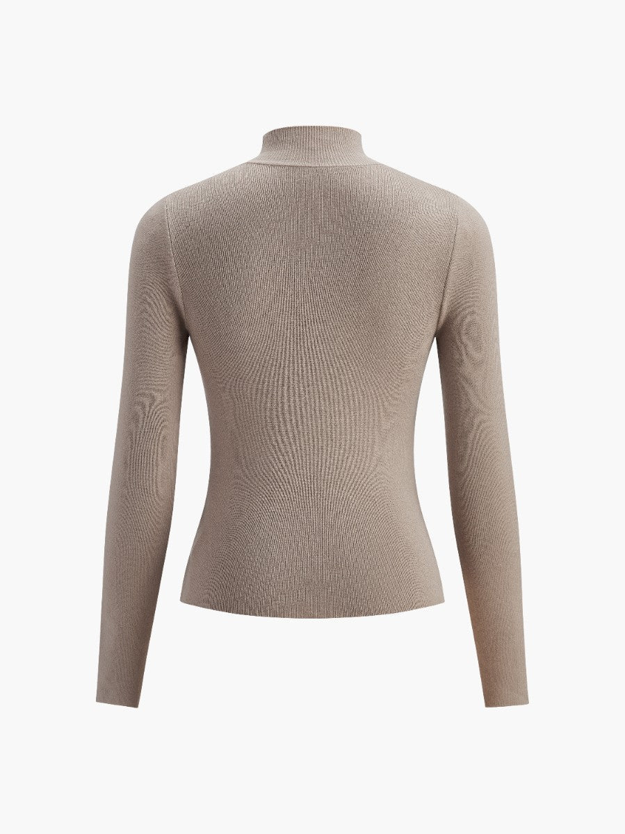 Elegant och bekväm damtopp med mockahals, perfekt för en chic vardagsstil på våren.