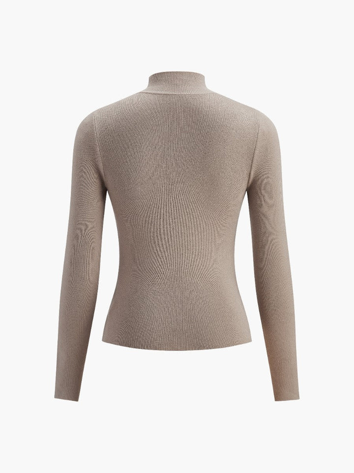 Elegant och bekväm damtopp med mockahals, perfekt för en chic vardagsstil på våren.