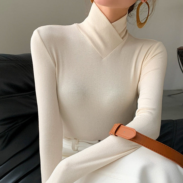 Elegant damtopp med mockhals, perfekt för vårmode och en chic vardagsstil.