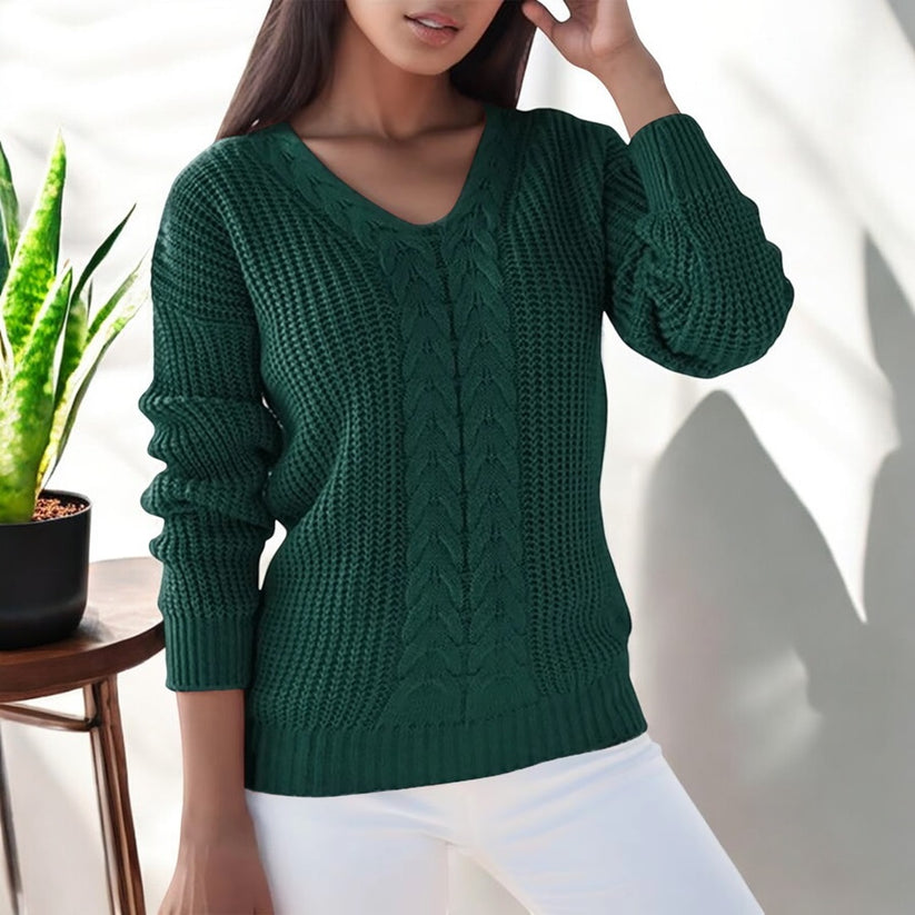 Stilren damtröja med V-ringning och flätmönster. Långärmad topp i lös passform för en bekväm och elegant vardagslook.