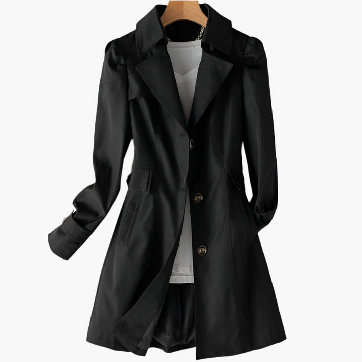 Klassisk beige damtrenchcoat med dubbelknäppning, bälte och krage. Mångsidig kappa för elegant stil.