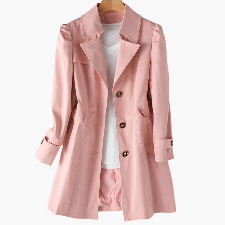 Stilren damtrenchcoat i khaki med klassiskt bälte, slag och dubbelknäppning. Tidlös elegant kappa.