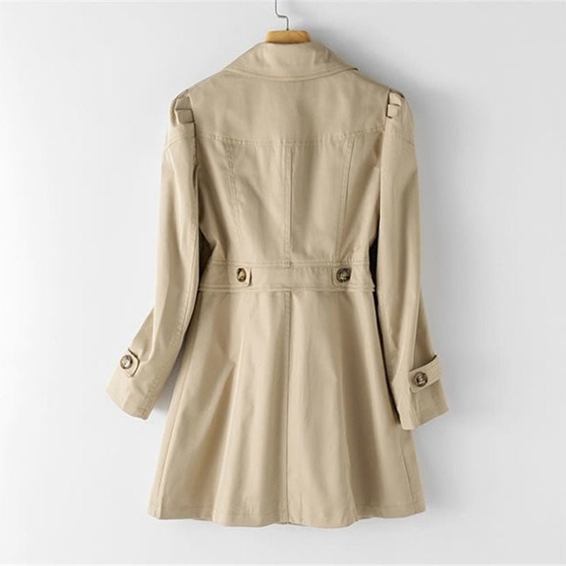 Elegant och mångsidig damtrenchcoat, en klassisk kappa för kvinnor. Perfekt som stilrent ytterplagg under vår/höst.