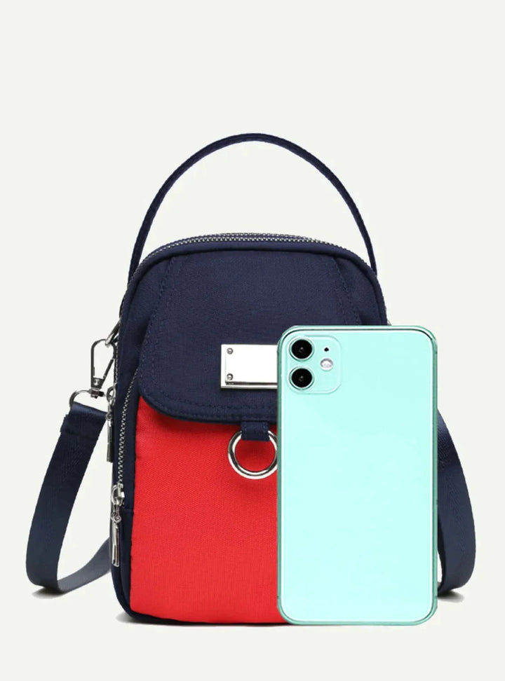 Fashionabel damväska med justerbar rem, perfekt för att bäras över axeln eller crossbody.