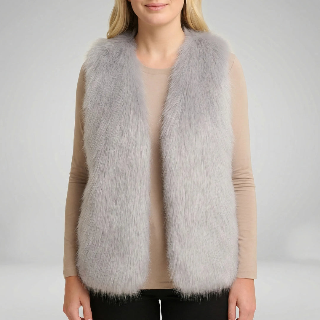 Mjuk och bekväm ärmlös damväst i fuskpäls. Ett stilfullt ytterplagg för vardagsstil och höstmode.