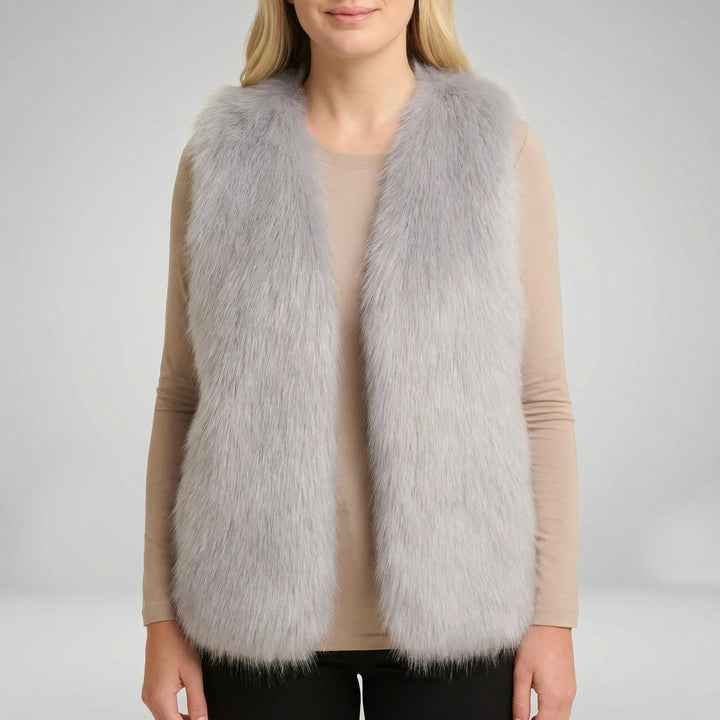 Mjuk och bekväm ärmlös damväst i fuskpäls. Ett stilfullt ytterplagg för vardagsstil och höstmode.
