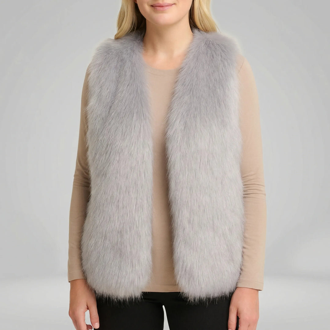 Tahlia ärmlös damväst i mjuk fuskpäls. Mångsidig och elegant väst som lyfter din vardagsstil.