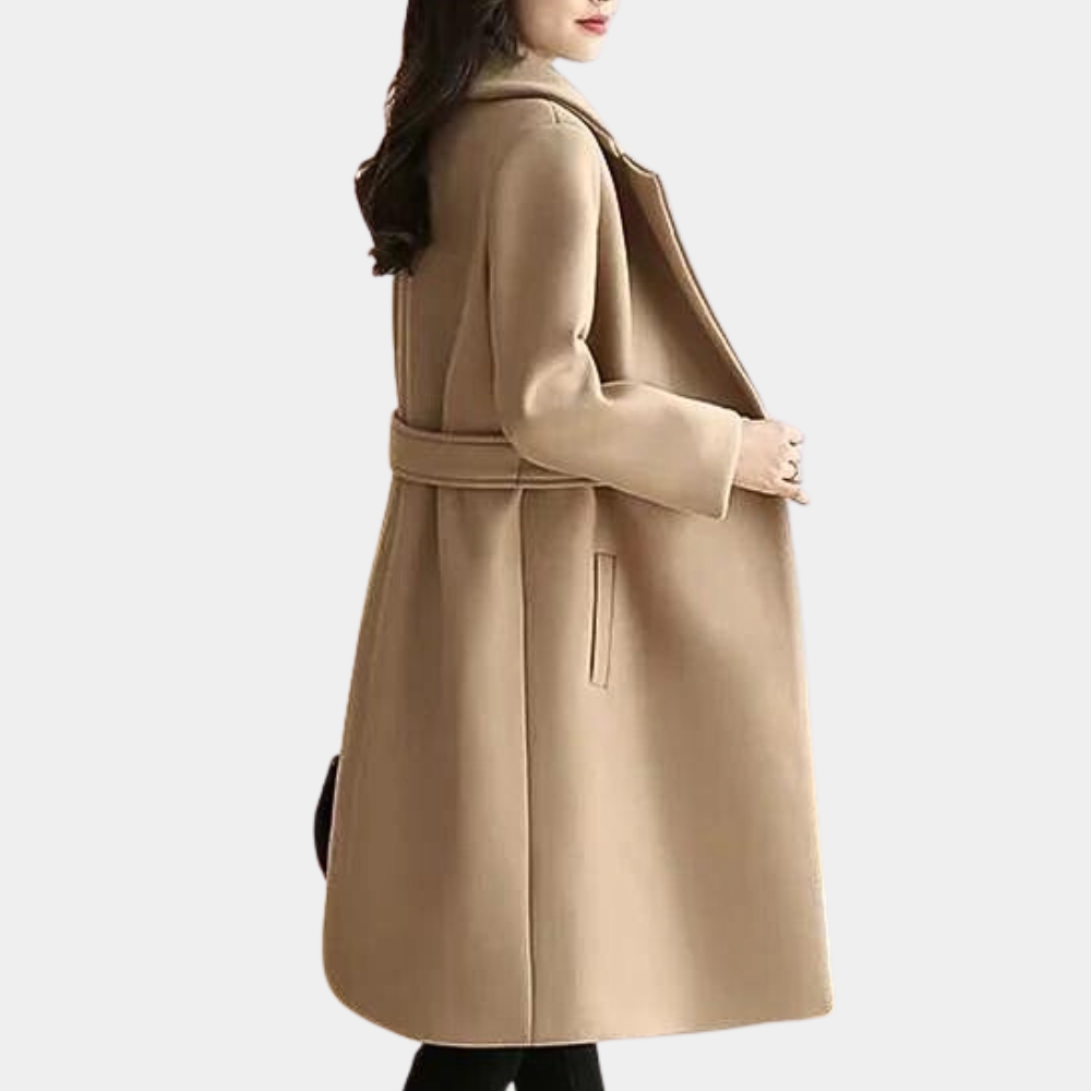 Trendig damkappa för vintern. Elegant och varm ytterplagg med midjebälte, stilren för mode.