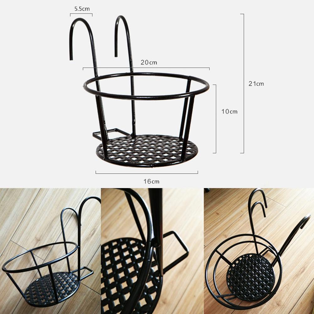 "Elegant dekorativ blomkorg i metall för balkong eller inomhus, med europeisk design i svart och antik mässing."