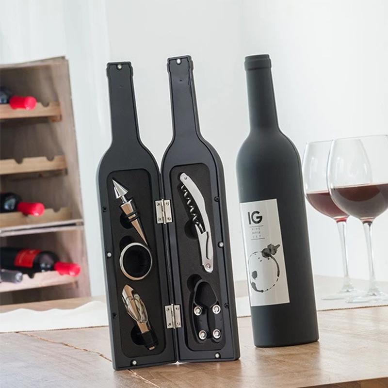 "Elegant Deluxe vintillbehörset i flaskformad förpackning med korkskruv, vinproppar, vinhällare och folieskärare."