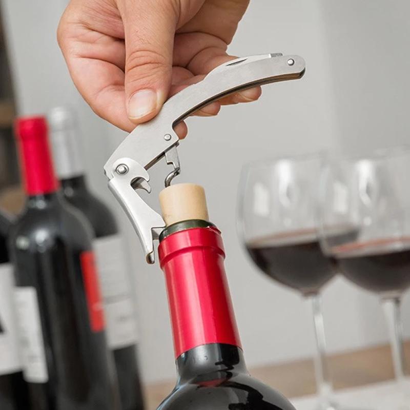 "Elegant Deluxe vintillbehörset i flaskformad förpackning med korkskruv, vinproppar, vinhällare och folieskärare."