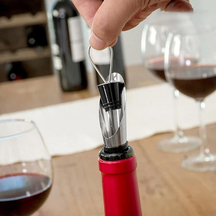 "Elegant Deluxe vintillbehörset i flaskformad förpackning med korkskruv, vinproppar, vinhällare och folieskärare."