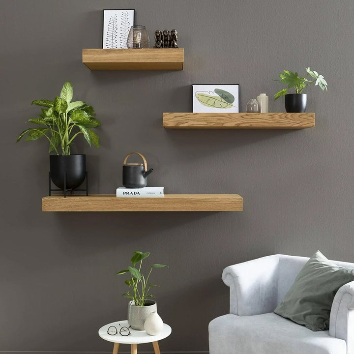 Elegant designerhylla för vardagsrummet. Modern vägghylla med smart dold förvaring som sparar utrymme.