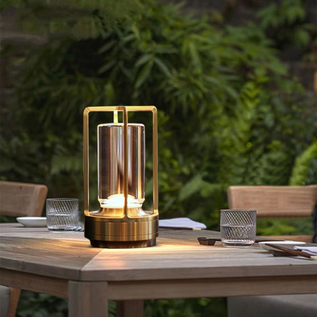 Elegant, dimbar bordslampa. Uppladdningsbar & kompakt design.