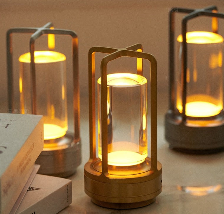 Elegant, dimbar bordslampa. Uppladdningsbar & kompakt design.