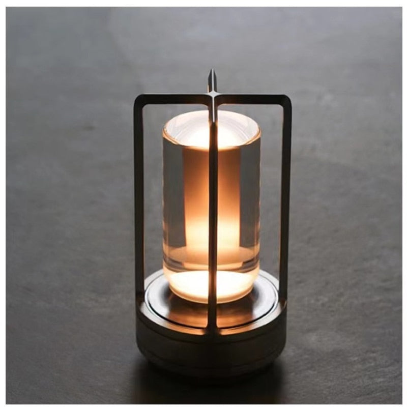 Elegant, dimbar bordslampa. Uppladdningsbar & kompakt design.
