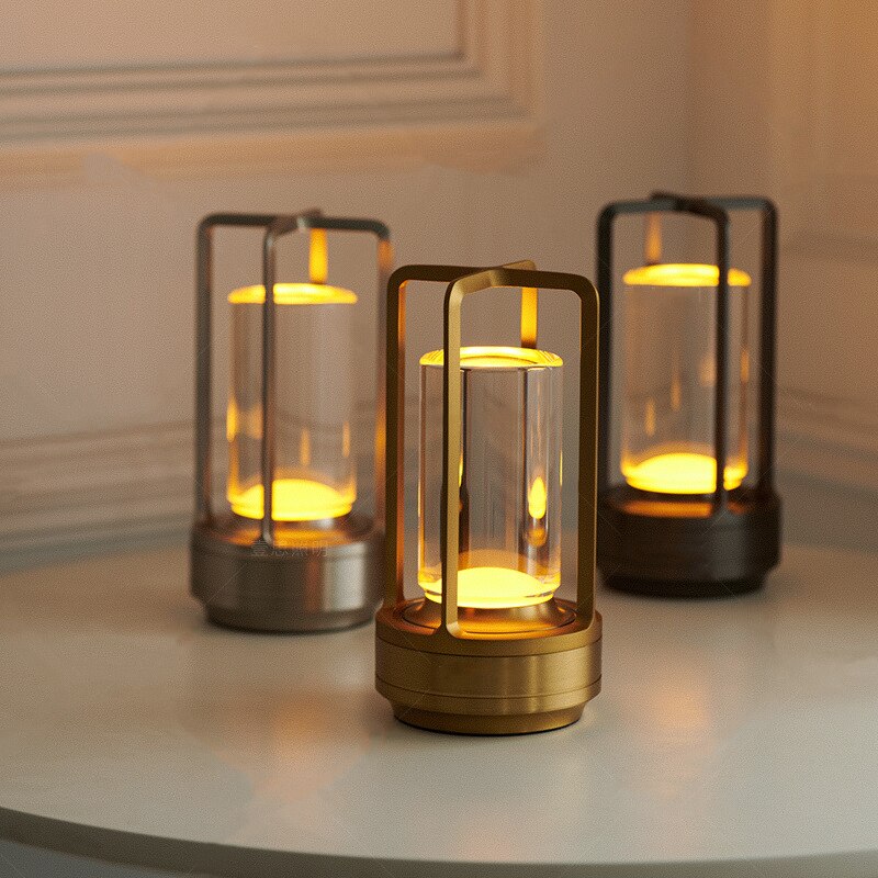 Elegant, dimbar bordslampa. Uppladdningsbar & kompakt design.