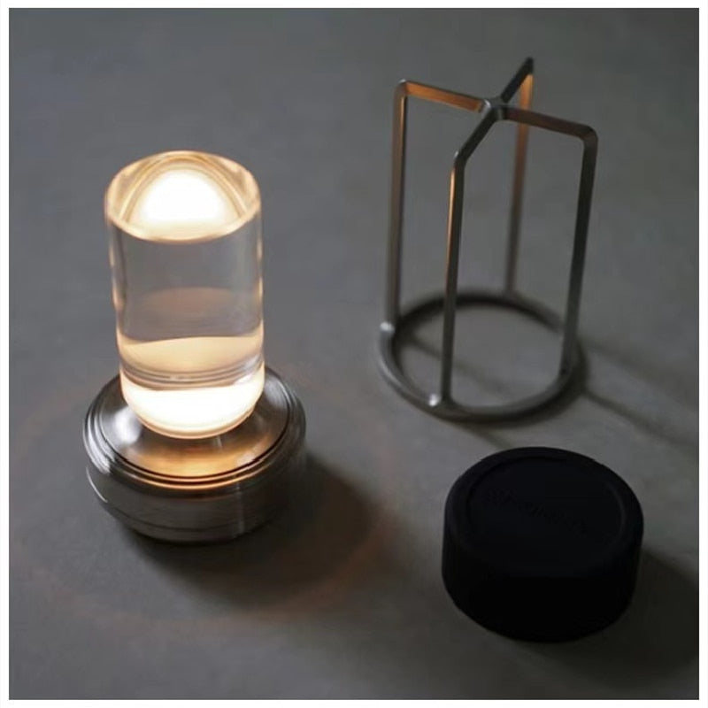 Elegant, dimbar bordslampa. Uppladdningsbar & kompakt design.