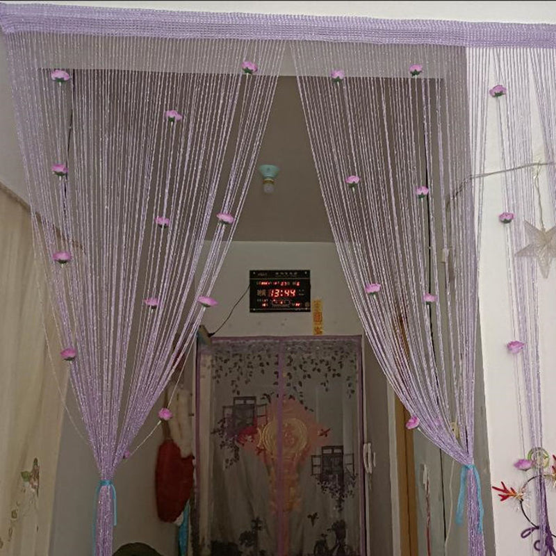 "Elegant dörrgardin i polyester med rosentråd i olika färger, moderna och genomskinliga för vardagsrum eller balkong."