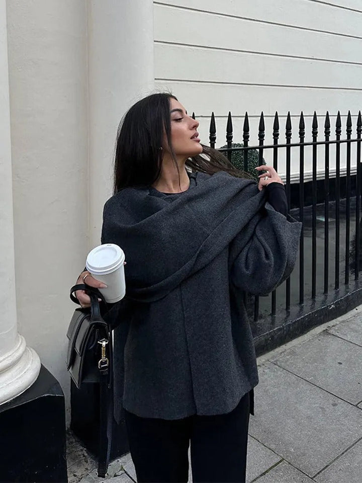 Elegant draperad kappa i cape-stil, perfekt för att addera stil till din vintergarderob