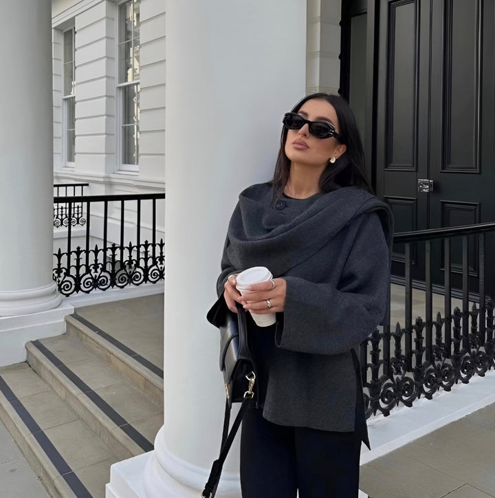 Bekväm och elegant damkappa med unik draperad cape-design, perfekt för vintern