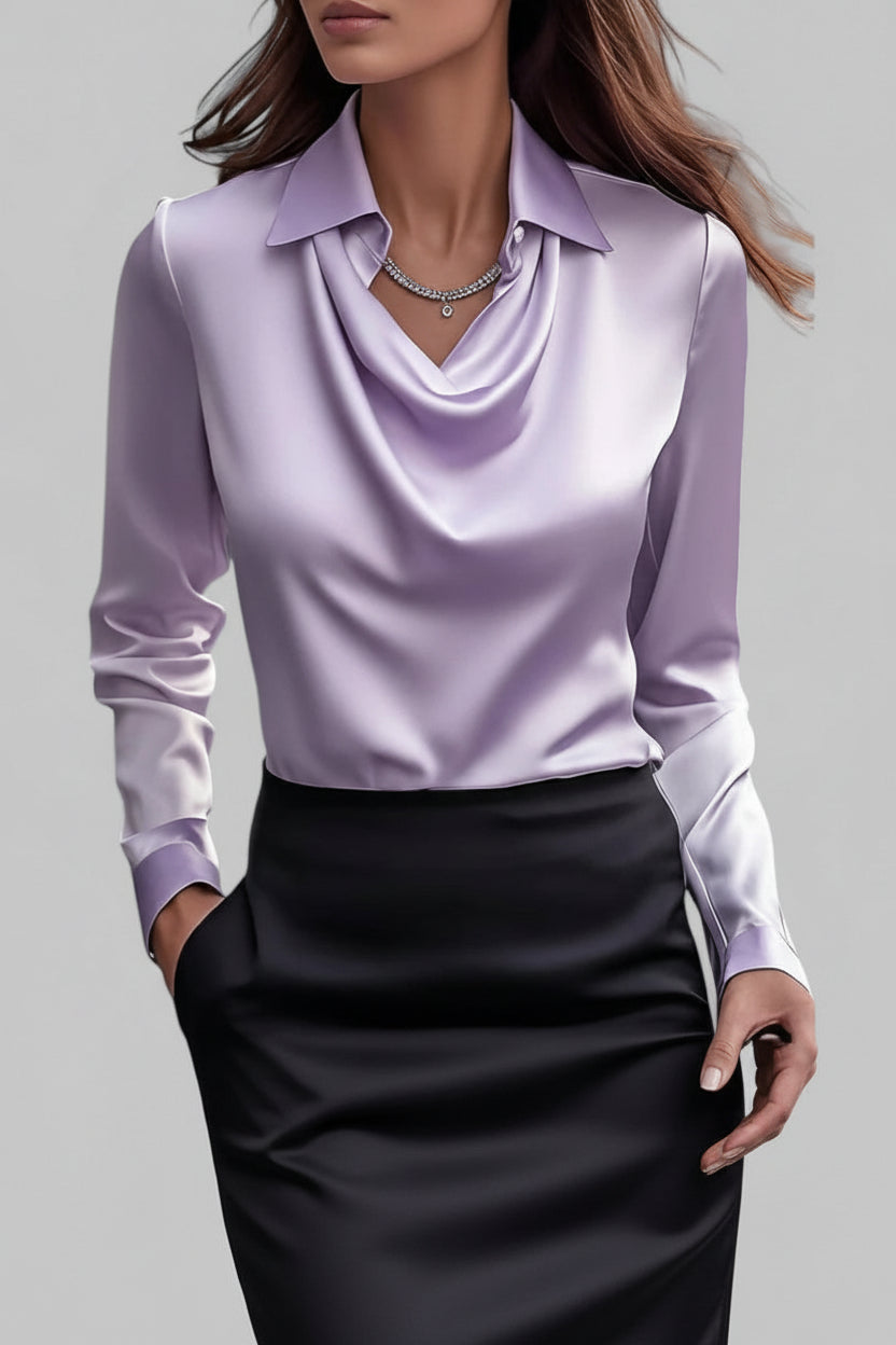 Mångsidig långärmad damblus med elegant drapering och skimrande finish. Vardagslyx.
