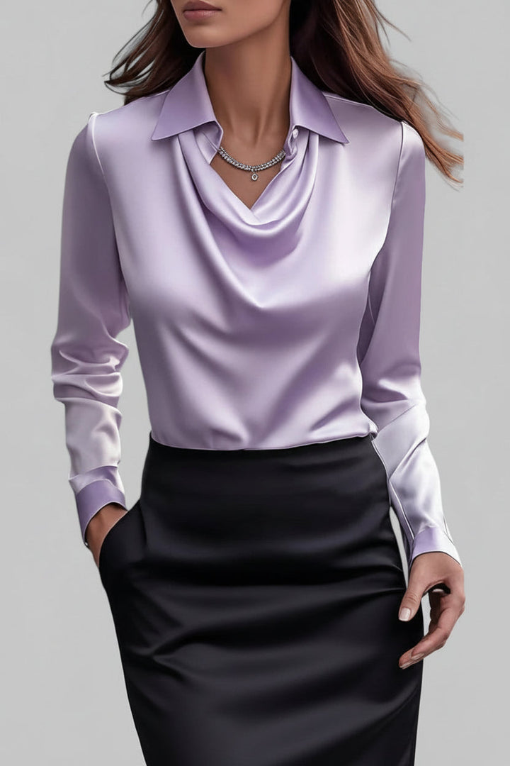 Mångsidig långärmad damblus med elegant drapering och skimrande finish. Vardagslyx.