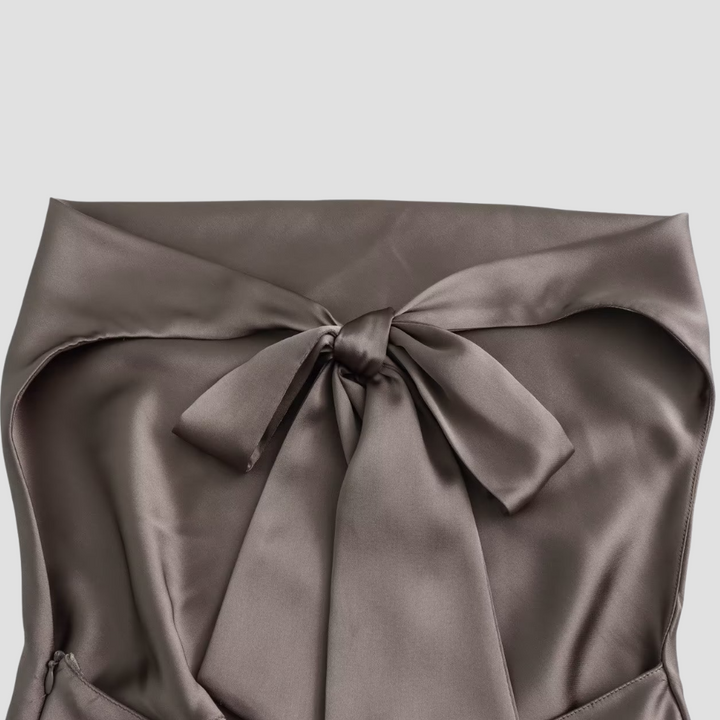 Beige draperad halterneck tanktopp för kvinnor, mångsidig och stilfull fritidstopp.