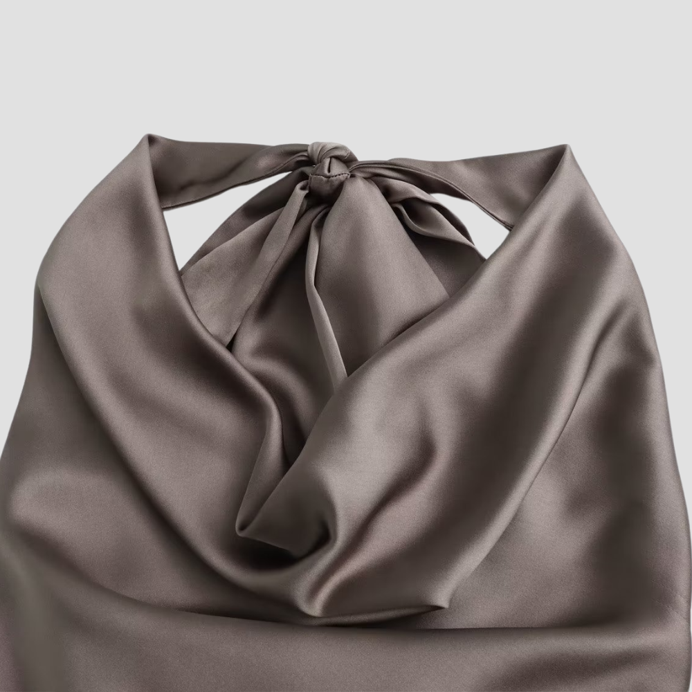 Brun kvinnors halterneck tanktopp med draperad detalj, perfekt för en elegant look.