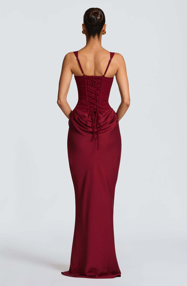 Maxiklänning för bröllopsgäst med elegant drapering, chic fyrkantig ringning, en tidlös damklänning.