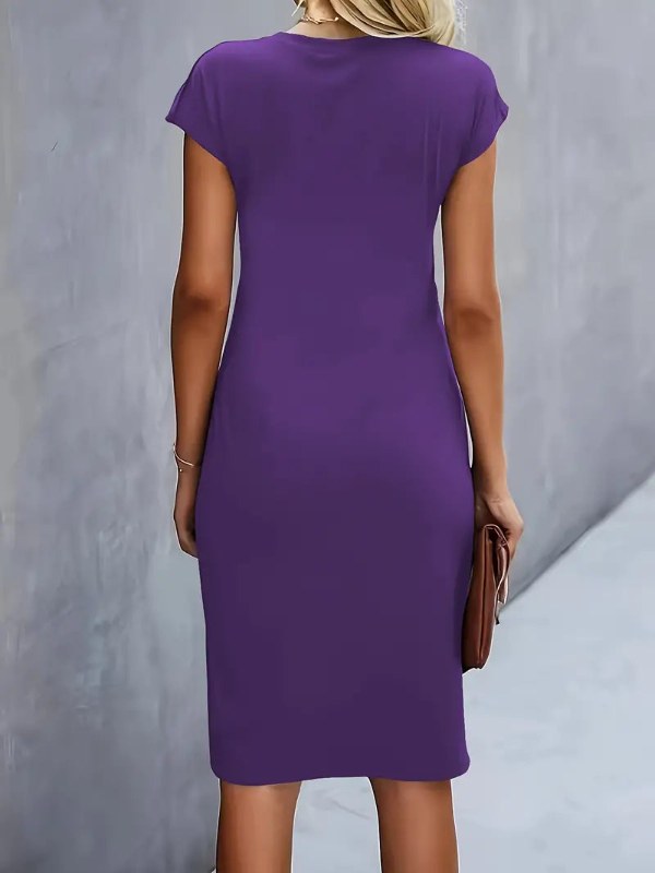 Klassisk elegant midiklänning med bekväm drapering och kortärmad design.