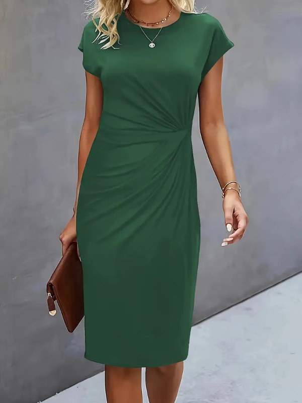 Bekväm och elegant midiklänning, draperad för en stilren look, kortärmad.